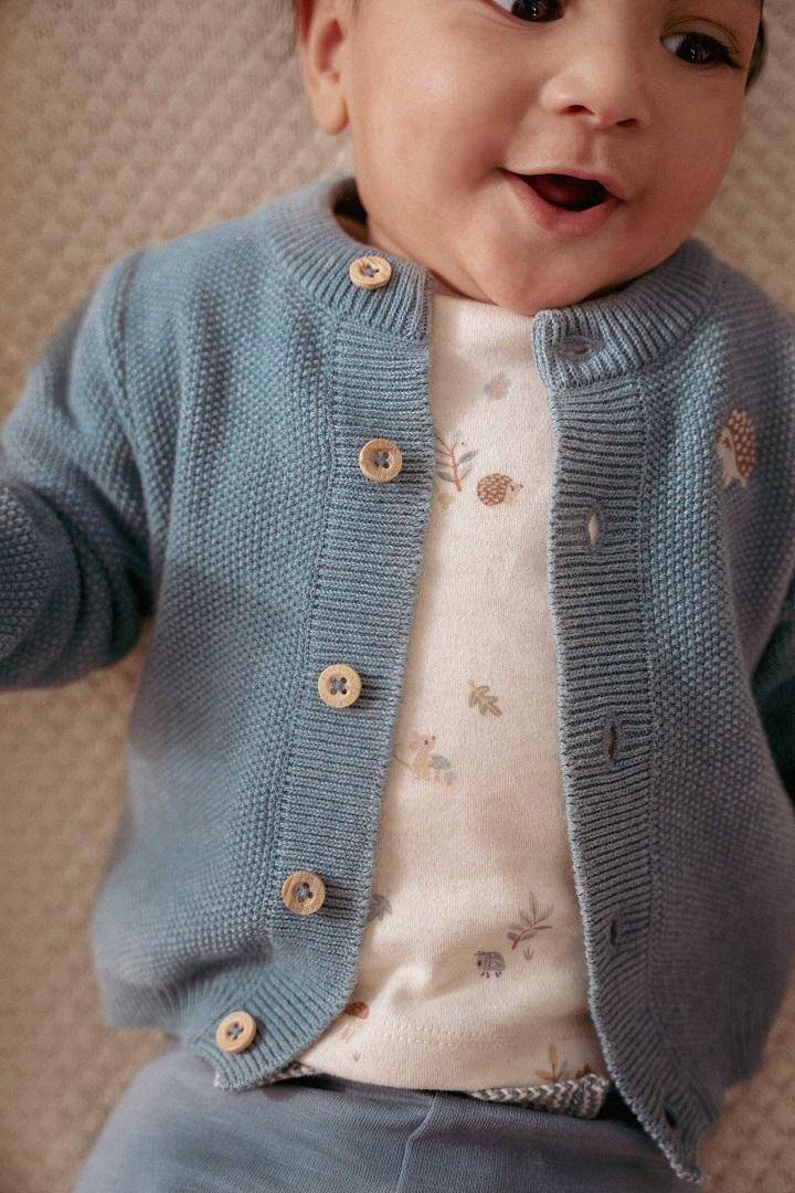 Detailansicht des Little Dutch Langarmshirts Forest Nature aus Baumwolle