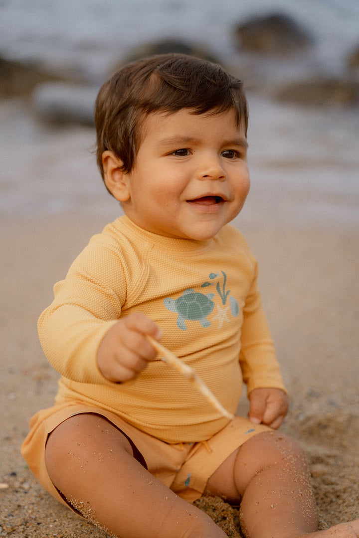 Little Dutch Langarm-Schwimmshirt Seashells Sunny Yellow – Produktansicht