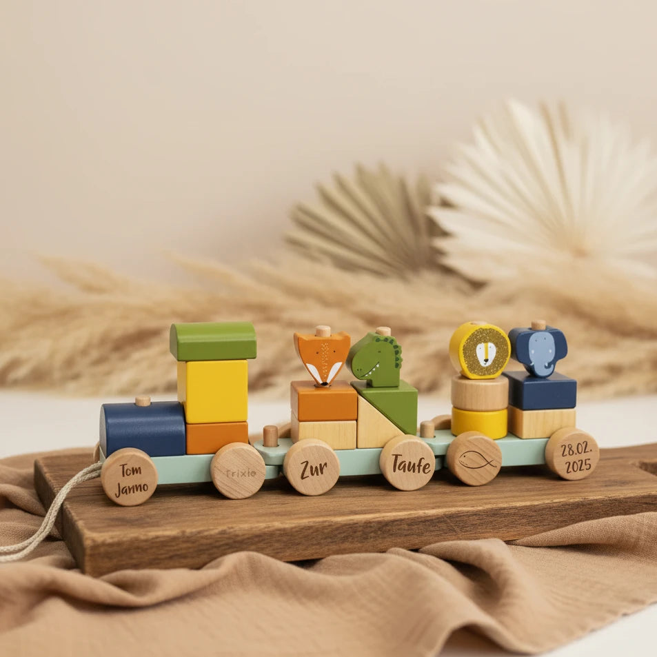 Trixie Personalisierter Holz-Zug Tier – Geschenk zur Taufe – mit Namensgravur in einer Szene