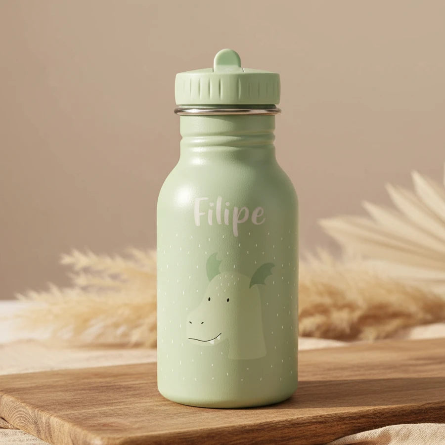 Trixie Trinkflasche 350ml Herr Drache – mit aufgedrucktem Namen in einer Szene