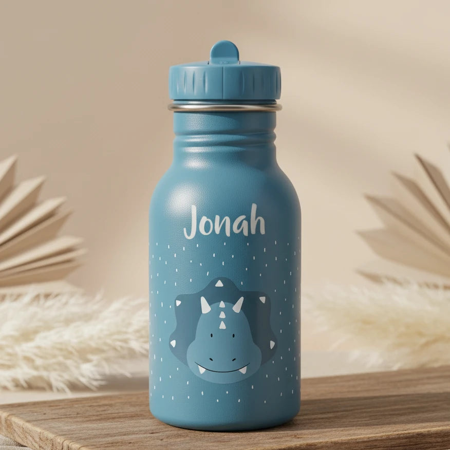 Trixie Trinkflasche 350ml Herr Triceratops – mit aufgedrucktem Namen in einer Szene