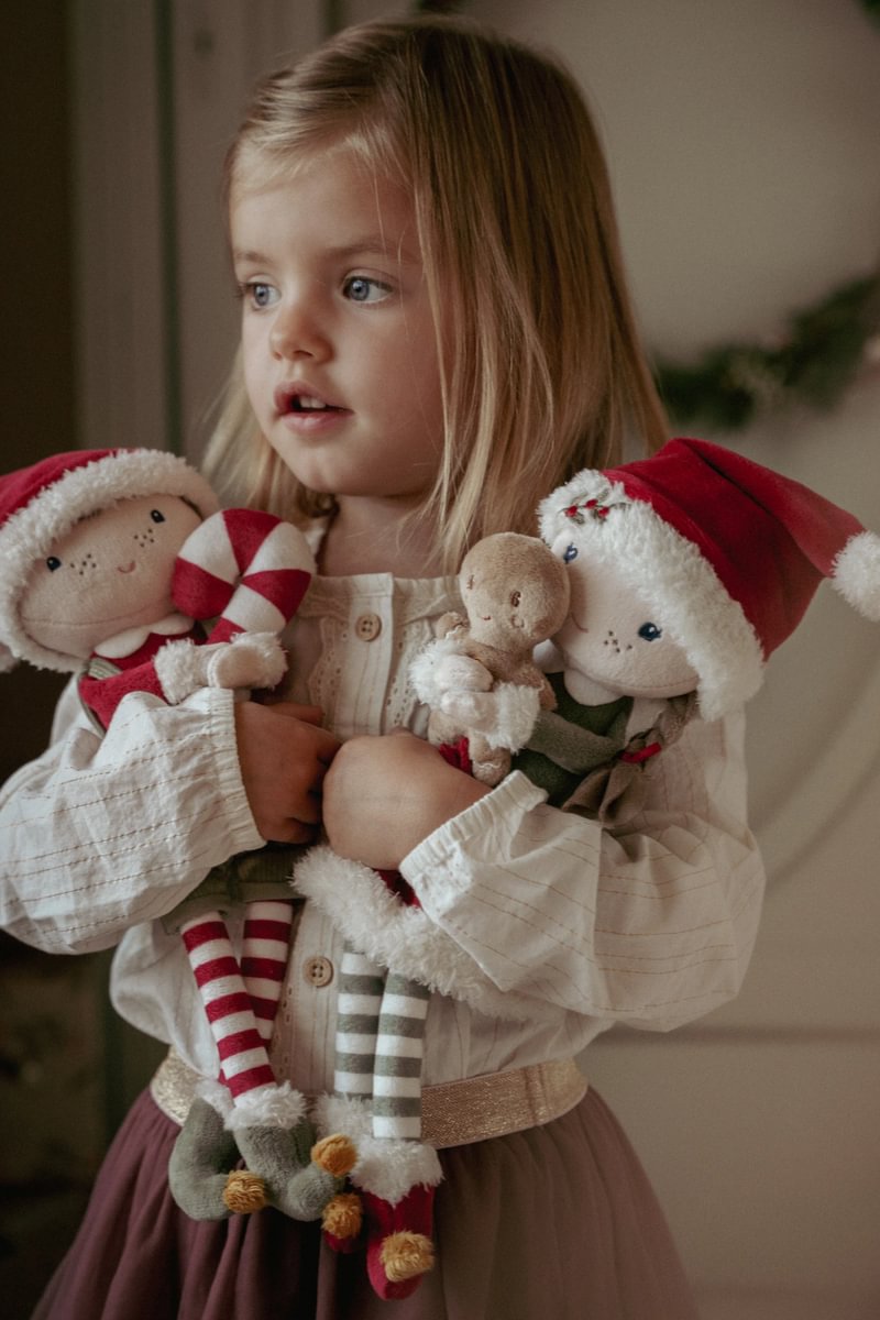 Kuschelpuppe Jim Weihnachten im festlichen Outfit – Detailansicht