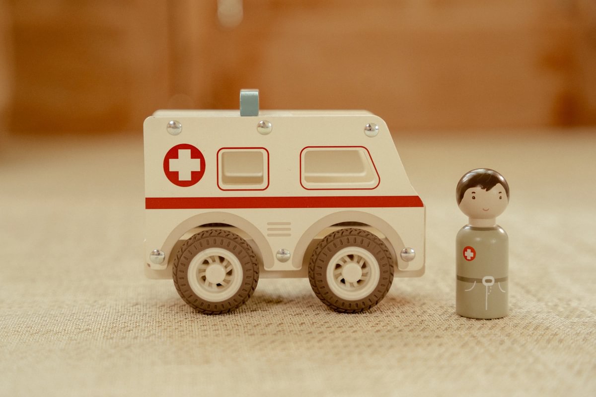 Holz-Krankenwagen LD2527 von Little Dutch für Kinder ab 18 Monaten