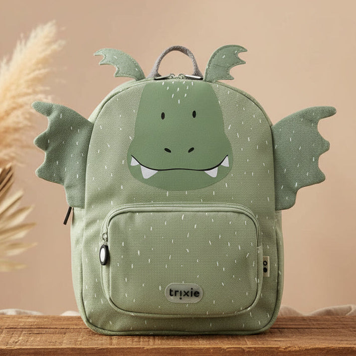 Trixie Rucksack Herr Drache – ohne Namensaufdruck in einer Szene