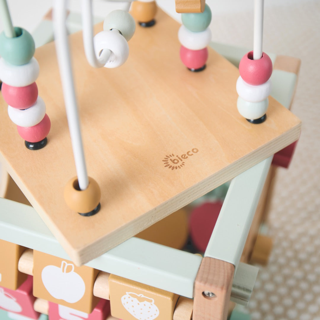 Bieco Motorikwürfel Berry mit bunten Spielelementen