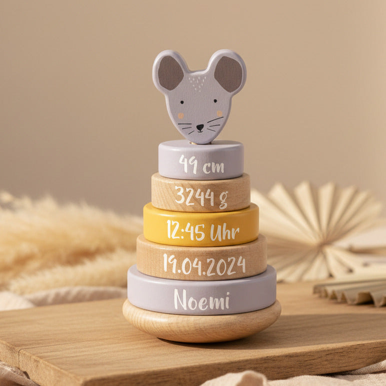 Trixie Holz-Stapelturm Frau Maus mit Name und Geburtsdaten auf einer Holzfläche