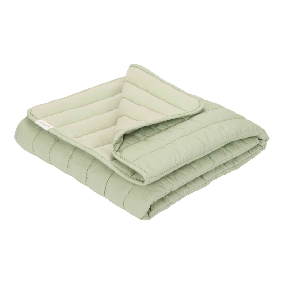 Kinderbettdecke Blueberry Leaves Sage 110 × 140 cm aus Bio-Baumwolle