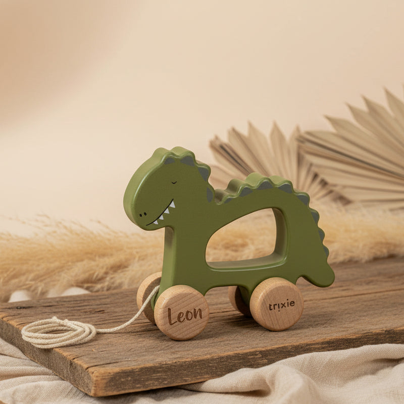 Trixie Holz Nachziehtier Herr Dino – mit Namensgravur auf den Rädern in einer Szene