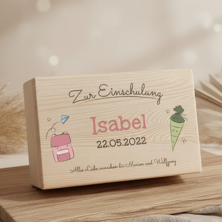 Personalisierte Erinnerungsbox aus Naturholz zur Einschulung – farbige Designansicht