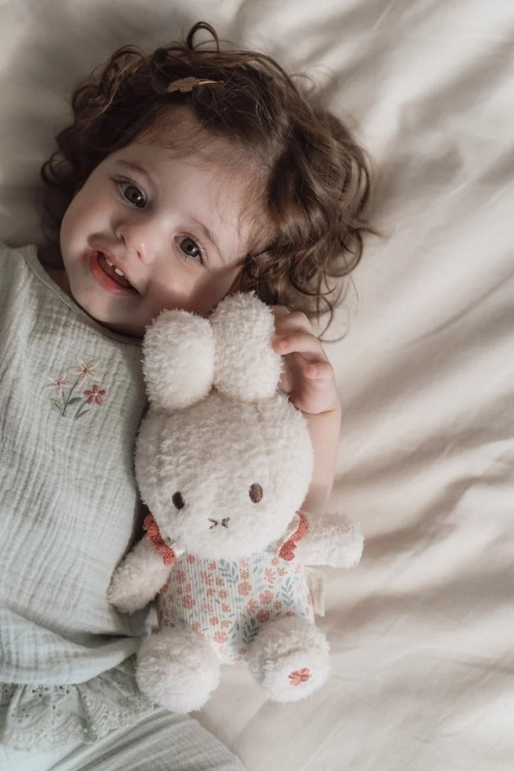 Miffy Kuscheltier Hase Lucky Blossom 20 cm – Detailansicht des weichen rosa Plüschhasen mit zartem Blumenmuster für Babys
