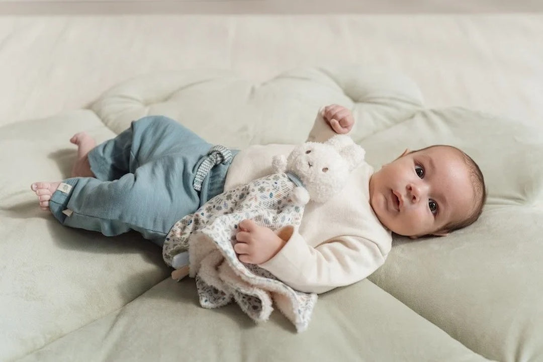 Miffy Lucky Leaves Kuscheltuch in Blau – weitere Detailansicht des weichen Babybegleiters aus Polyester