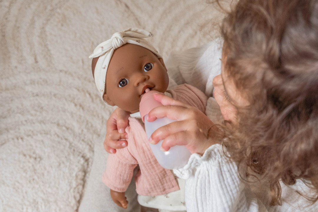Little Dutch Puppe Noa – weitere Ansicht der weichen Babypuppe mit wechselbarer Kleidung und Zubehör für interaktives Spielen