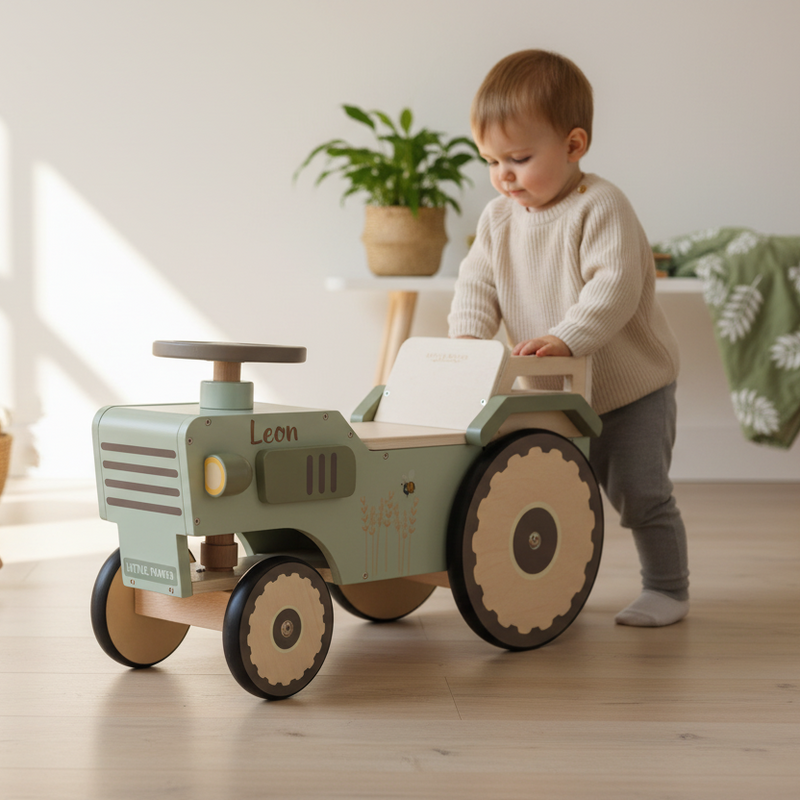 Personalisierter Lauftraktor aus Holz in Grün mit Name des Kindes