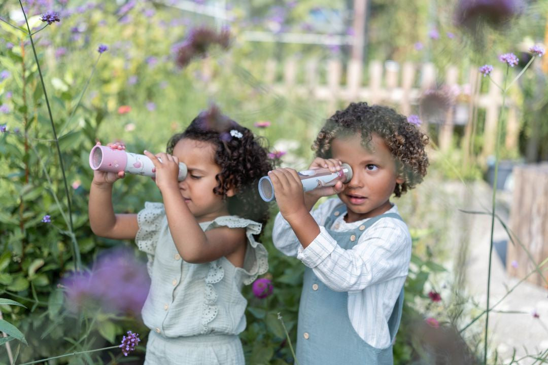 Little Dutch Fairy Garden Kaleidoskop in Rosa – weitere Detailansicht des optischen Spielzeugs für neugierige Kinder ab 3 Jahren