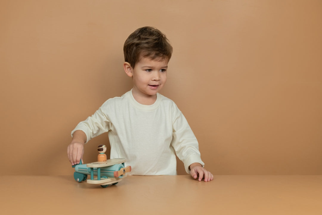 Little Dutch Holz-Spielzeugflugzeug – Spielszenenansicht des Flugzeugs mit Pilotfigur für fantasievolle Reisen im Kinderzimmer