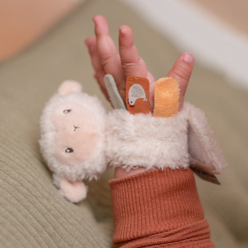 Little Dutch Little Farm Handgelenkrassel Schaf – weiches Rasselarmband für Babys zur spielerischen Förderung von Greifen und Fühlen