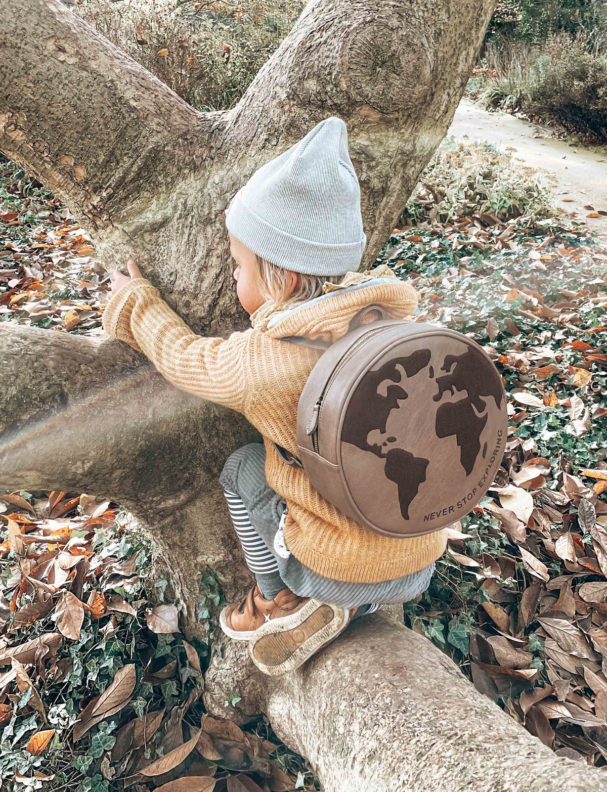 Little Who Rucksack Weltkugel Kolumbus groß in Vintage Braun – 5-Liter-Kinder-Rucksack in veganer Lederoptik mit Weltkugelmotiv