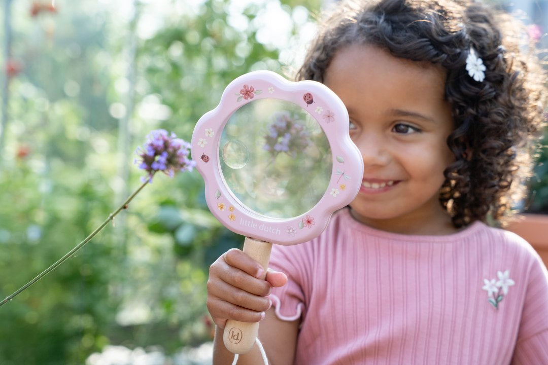 Little Dutch Lupe Fairy Garden – Detailansicht der pinken Holzlupe mit integrierter kleiner Zusatzlinse und Tragekordel