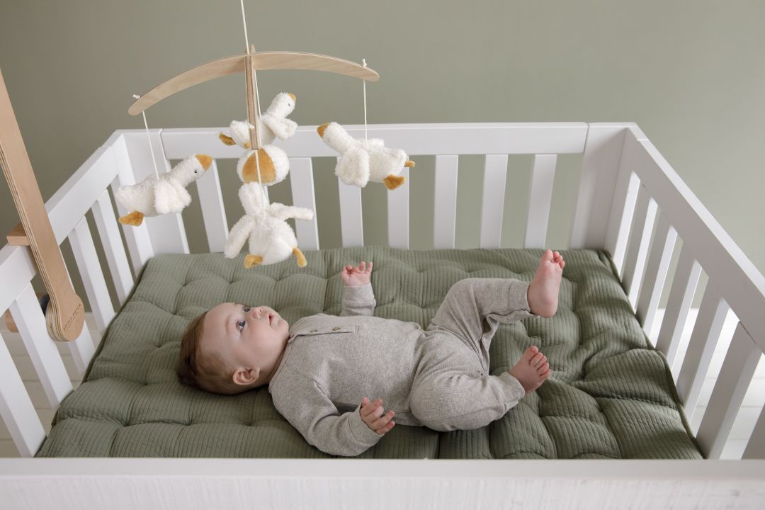 Little Dutch Musik-Mobile Little Goose fürs Babybett – sanft drehende Gänse in Weiß und Naturholz als beruhigende Babyzimmer-Dekoration