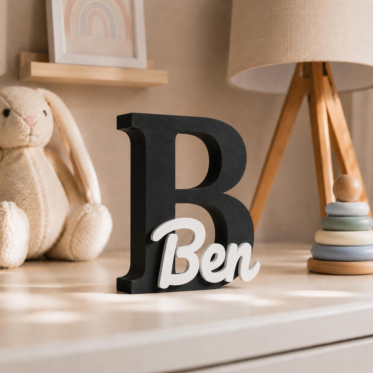 Personalisiertes 3D-Namensschild mit schwarzer Initiale und farbigem Namen fürs Kinderzimmer – Detailansicht