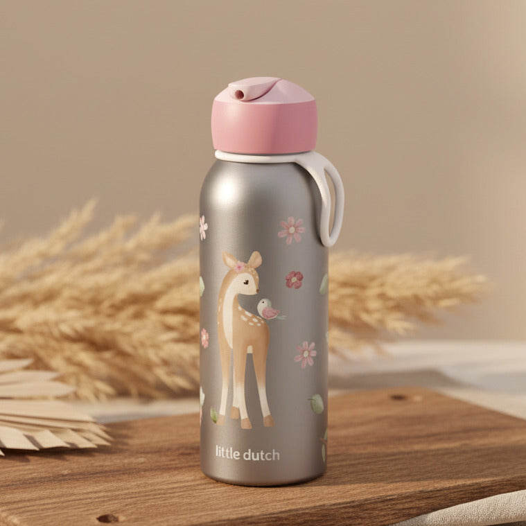 Graue Kinder-Trinkflasche mit Reh-Motiv und rosa Deckel auf Holzuntergrund