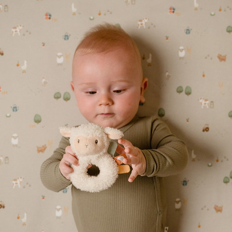 Ringrassel mit Schaf-Motiv für kleine Babyhände