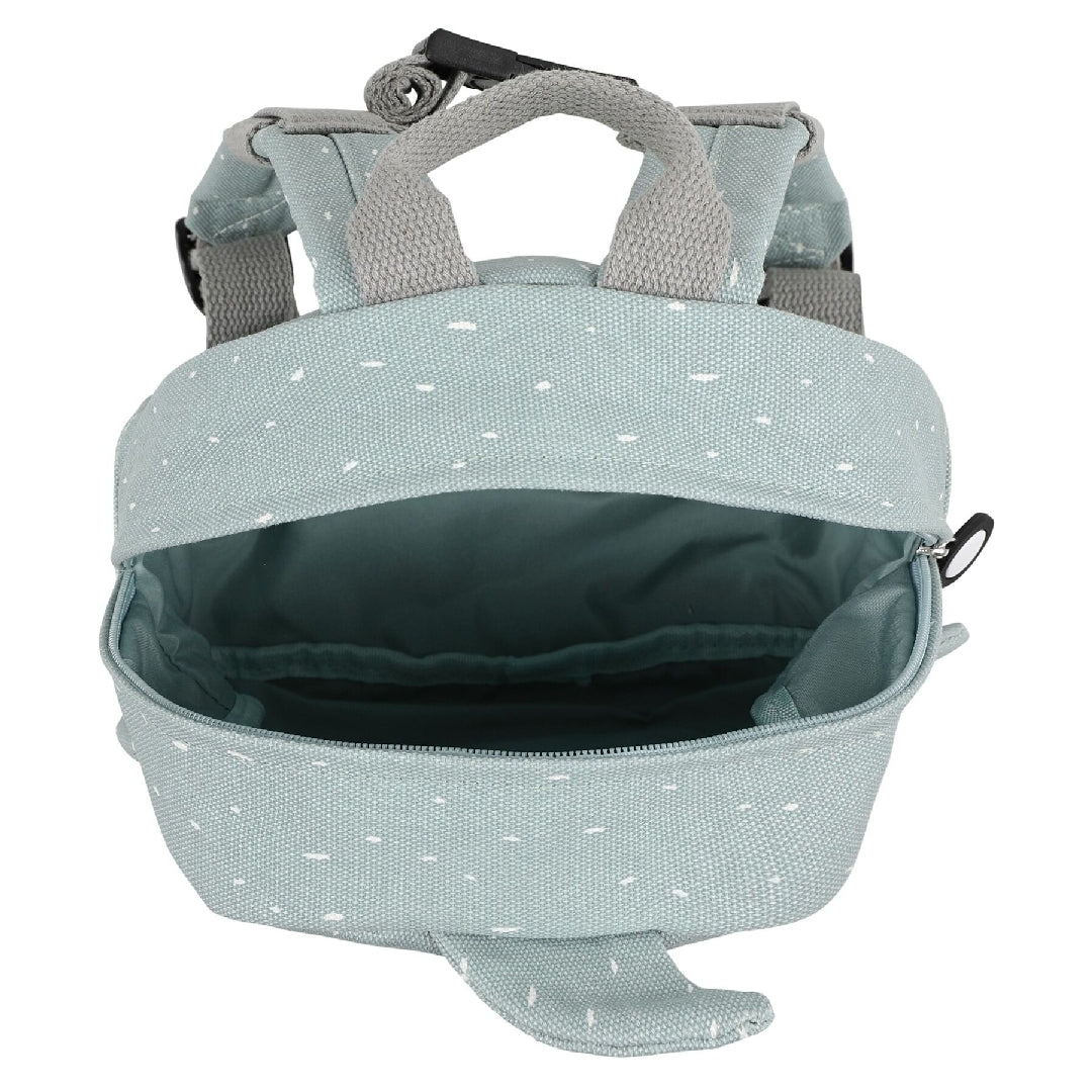 Trixie Kinder-Rucksack Herr Hai in Blau – Detailansicht mit Frontfach, Brustgurt und kinderfreundlichen Reißverschlüssen