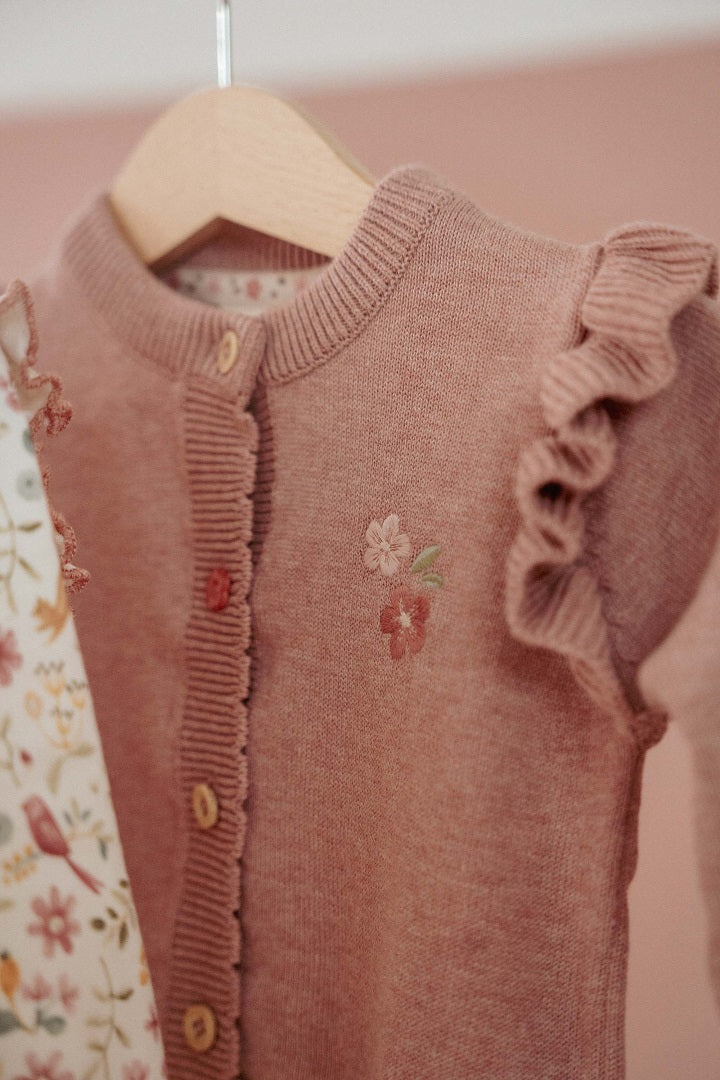 Little Dutch Baby-Strickjacke Fairy Pink – weiche Newborn-Jacke aus Bio-Baumwolle mit verspielten Rüschen und Bruststickerei