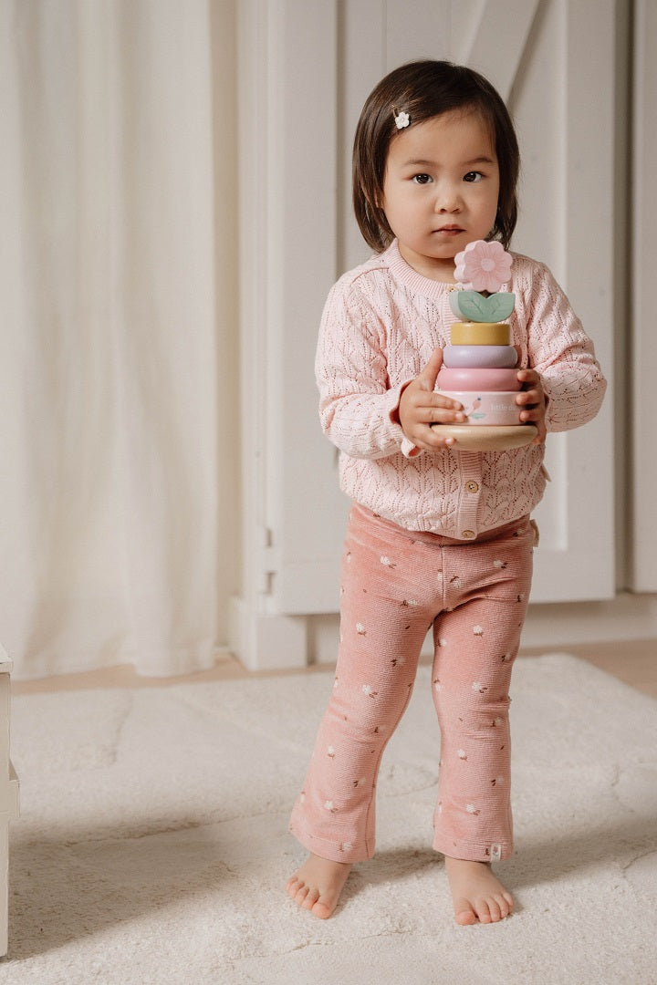 Little Dutch Lotus Kinder-Strickjacke in Pink – Detailansicht der weichen Jacke mit Holzoptik-Knöpfen und Blumenakzent