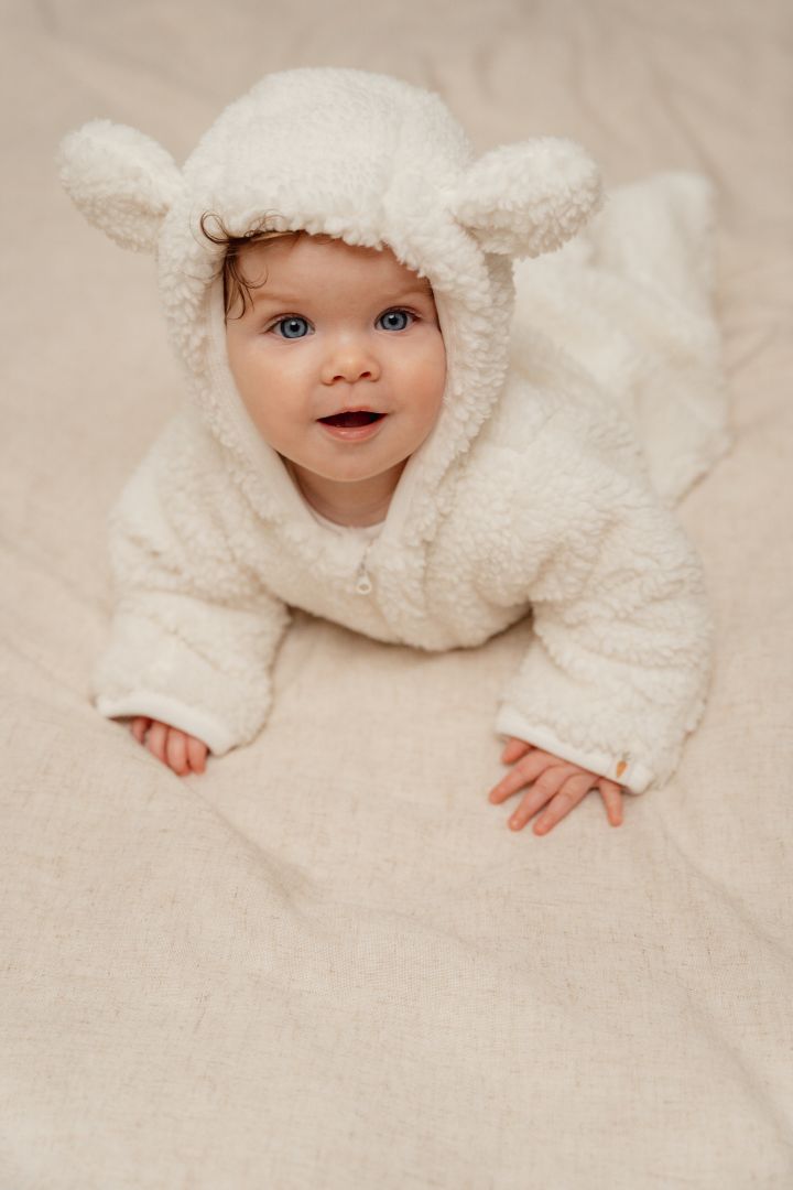 Teddy-Strampler Baby Bunny Off White von Little Dutch – warmer gefütterter Baby-Overall mit Hasenohren und Frontreißverschluss