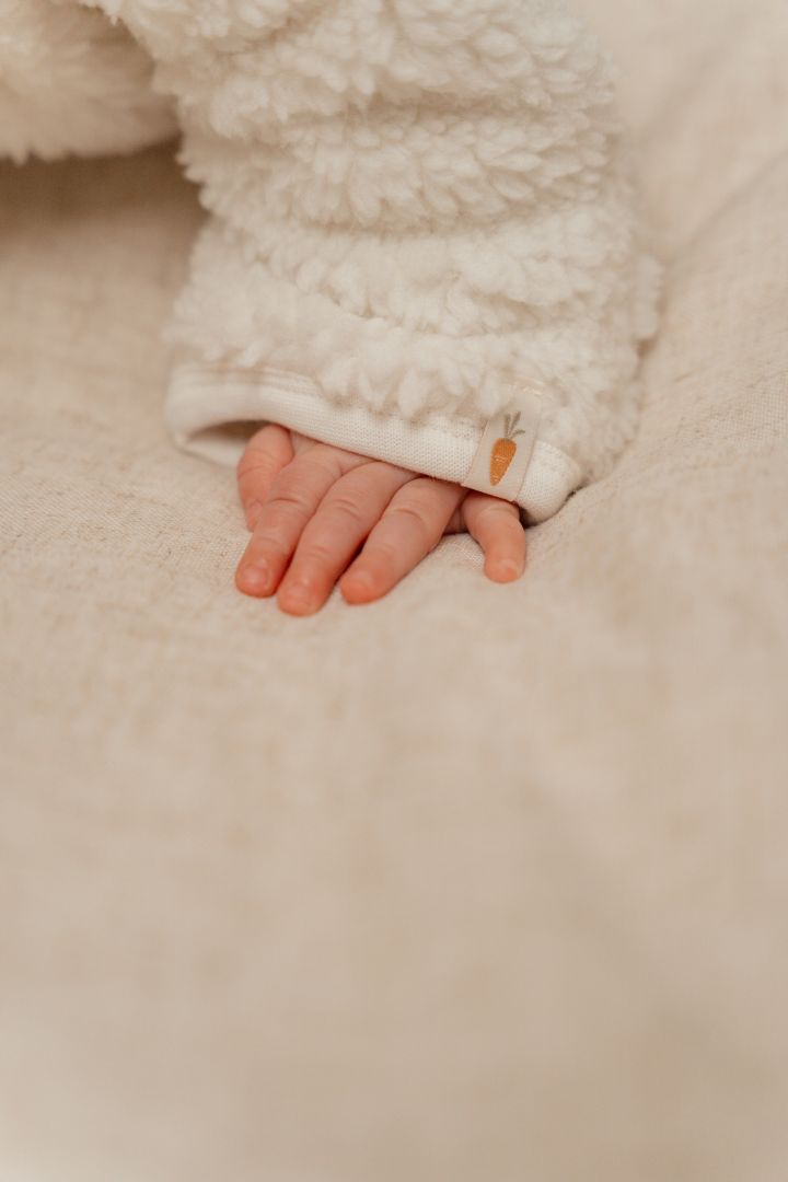 Little Dutch Teddy-Strampler Baby Bunny Off White – kuscheliger Baby-Overall in Weiß mit Kapuze, Hasenohren und Jersey-Futter