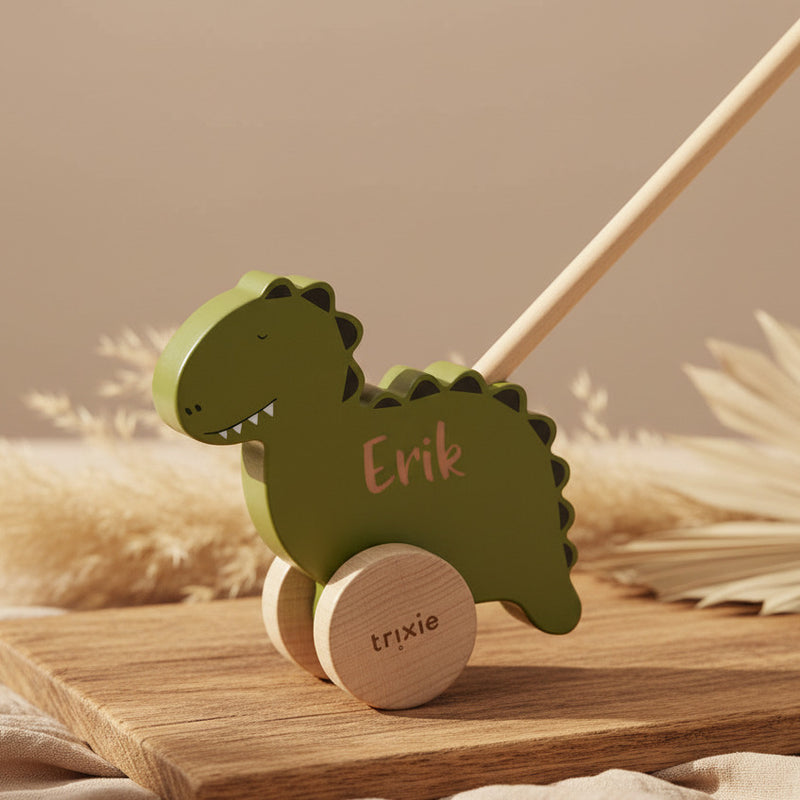 Trixie Schiebetier aus Holz Herr Dino – mit aufgedrucktem Namen in einer Szene