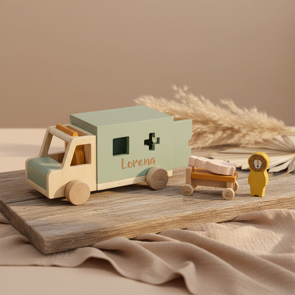Trixie Krankenwagen aus Holz – mit Namensgravur und Tierfiguren in einer Szene