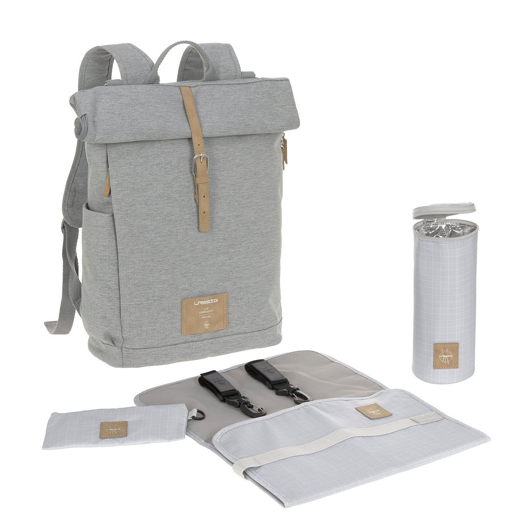Grauer LÄSSIG Wickelrucksack Rolltop Grey Mélange – Produktansicht des flexiblen Wickelrucksacks mit Rolltop und Seitenzugriff