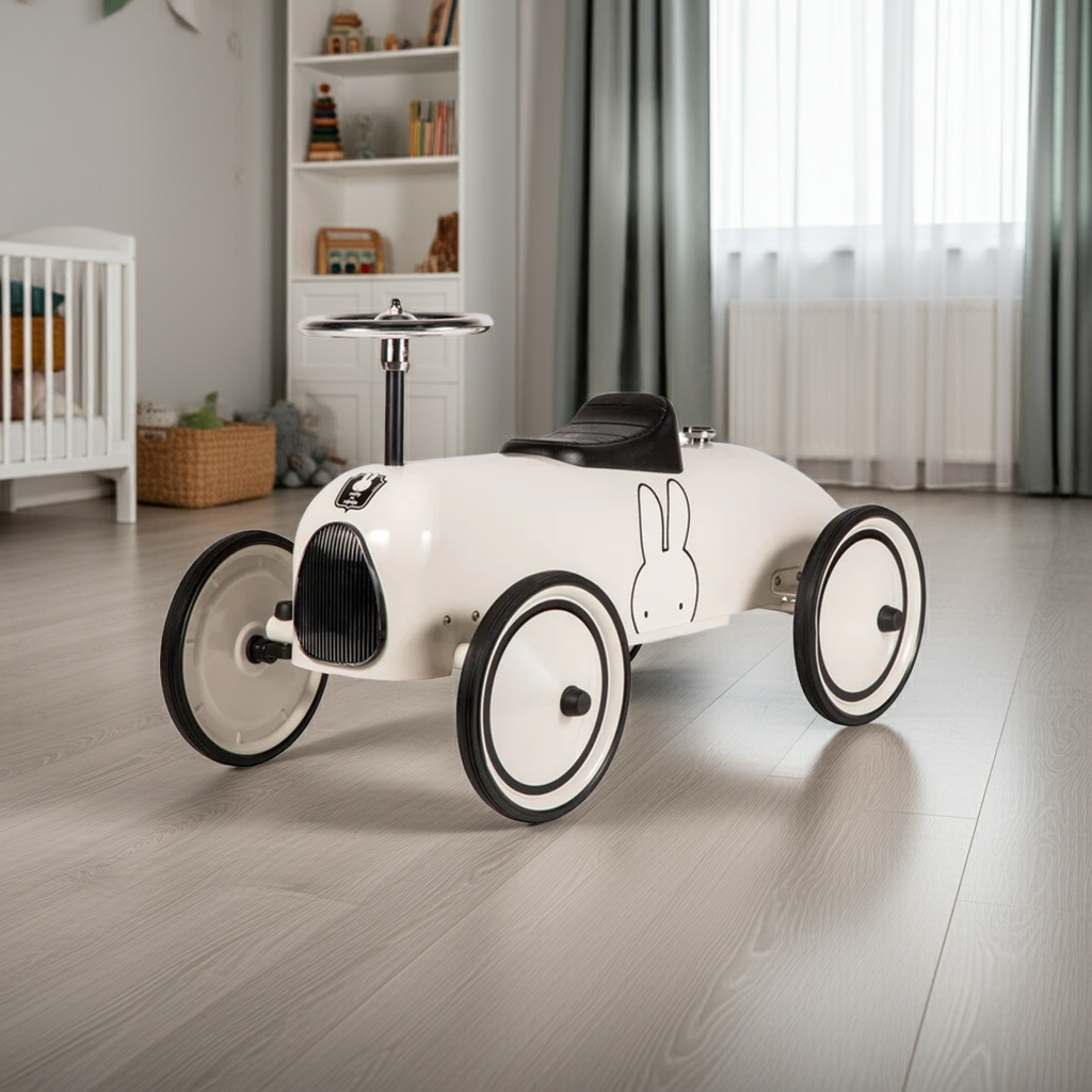 Weißes Retro-Rutschauto für Kinder ab etwa 24 Monaten
