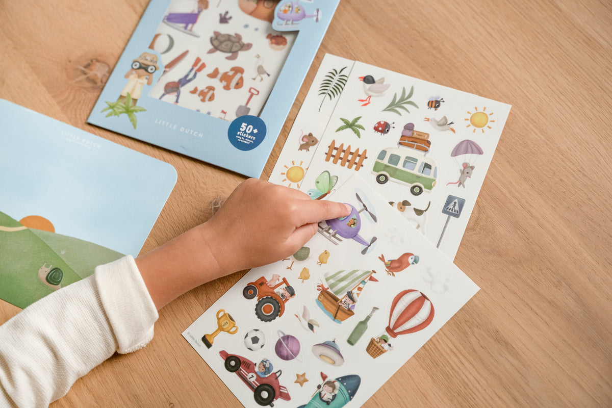 Sticker Set mit liebevollen Motiven fuer Kinder zum Basteln, Dekorieren und kreativen Gestalten von Heften, Karten und Geschenken