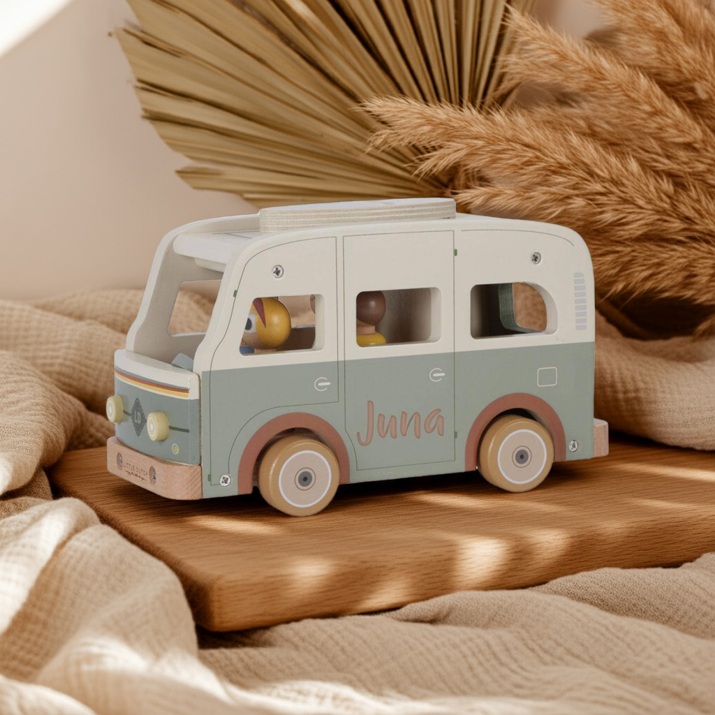 Little Dutch Retro Camper aus Holz mit vier Spielfiguren und Camping-Zubehör