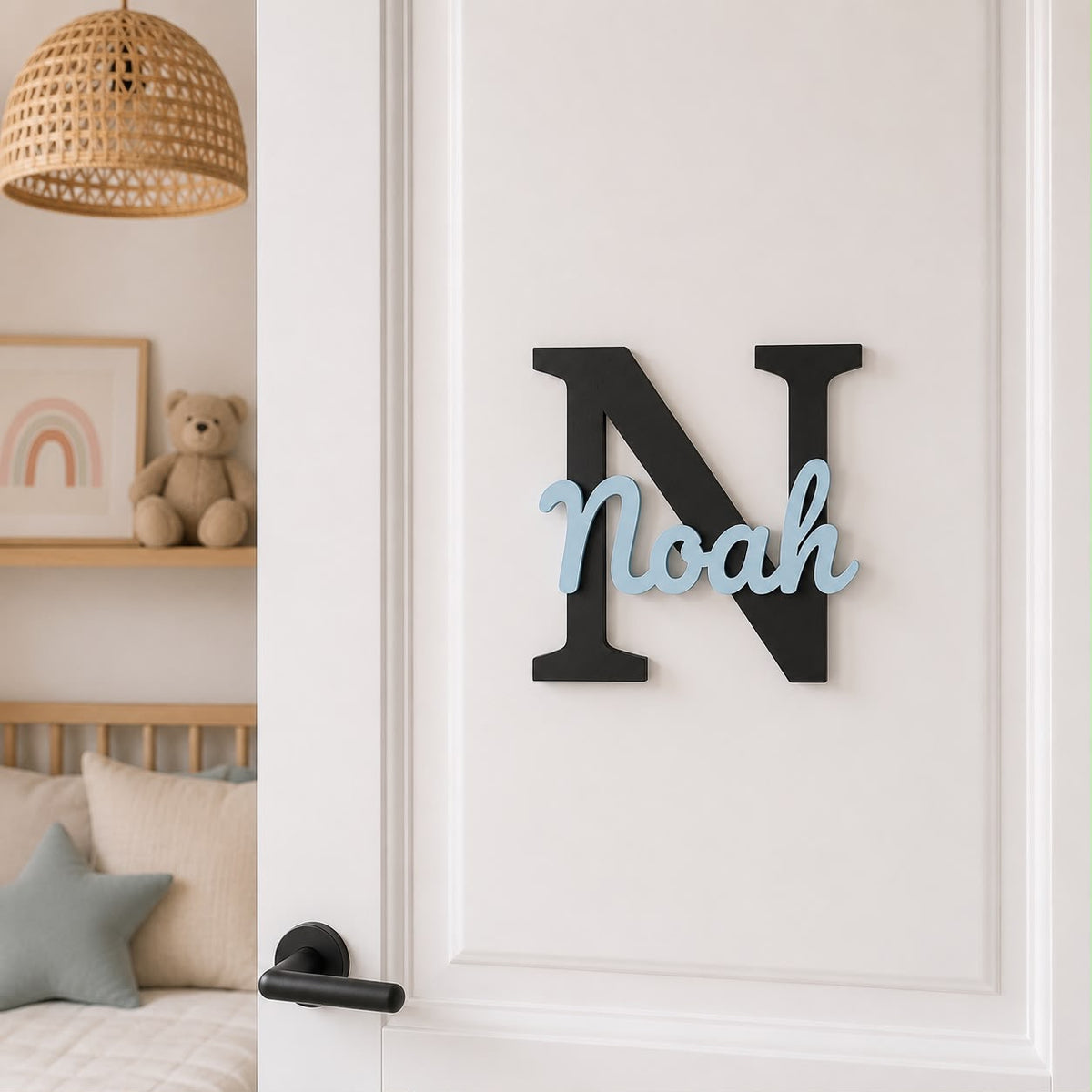 Personalisiertes Türschild für das Kinderzimmer mit schwarzem Buchstaben und hellblauem Namen
