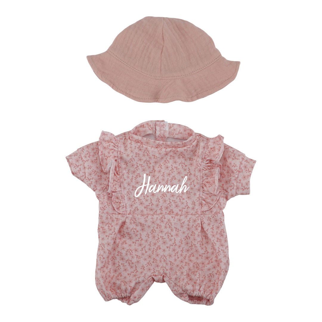 Rosa Puppenkleidungs-Set mit Name, Puppenanzug und Sonnenhut