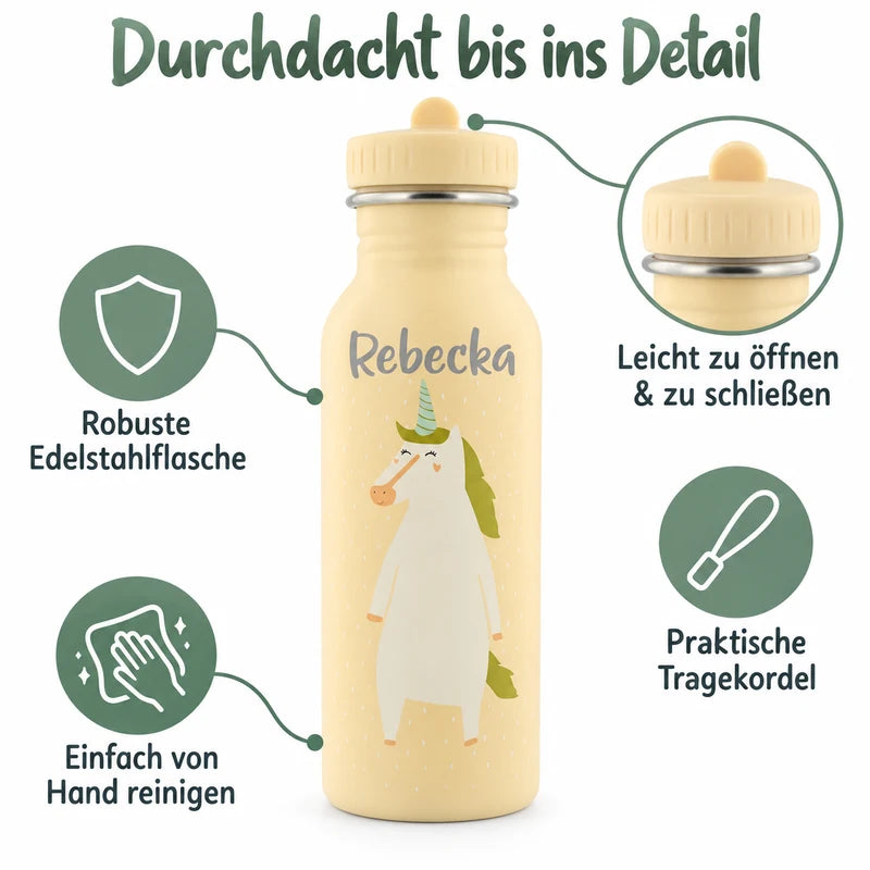Mädchen hält draußen die gelbe Trixie-Trinkflasche Frau Einhorn mit dem Namen Rebecka, daneben die Hinweise leicht und stoßfest, auslaufsicher und für kleine Hände