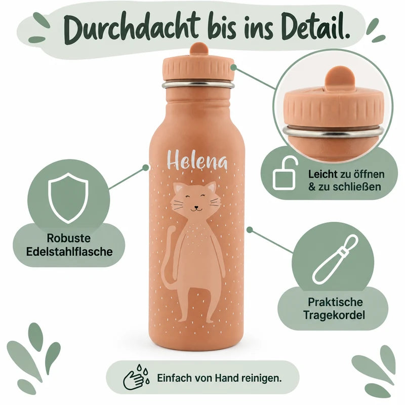 Mädchen hält draußen die terracottafarbene Trixie-Trinkflasche Frau Katze mit dem Namen Helena, daneben die Hinweise leicht und stoßfest, auslaufsicher und für kleine Hände