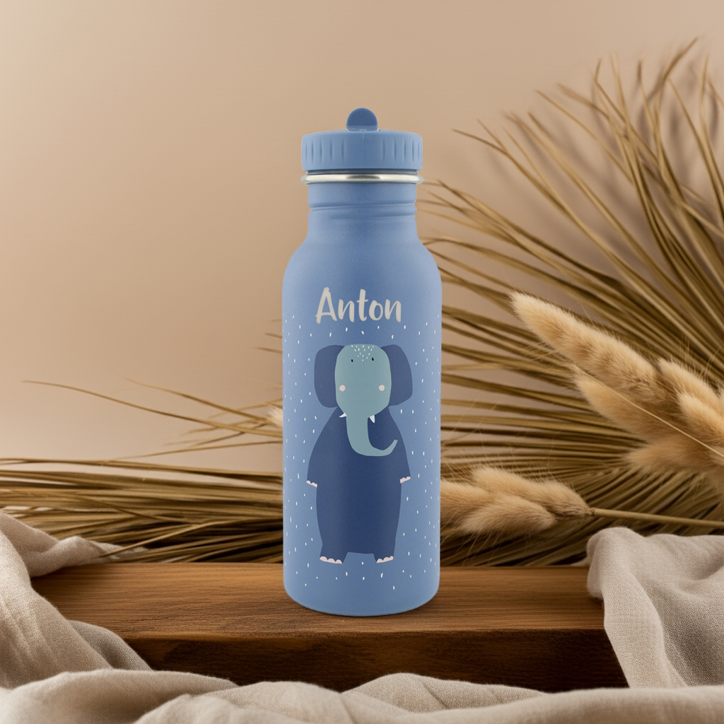 Trixie Kinder-Trinkflasche Frau Elefant 500 ml mit Elefantenmotiv und Namen auf einer Holzfläche