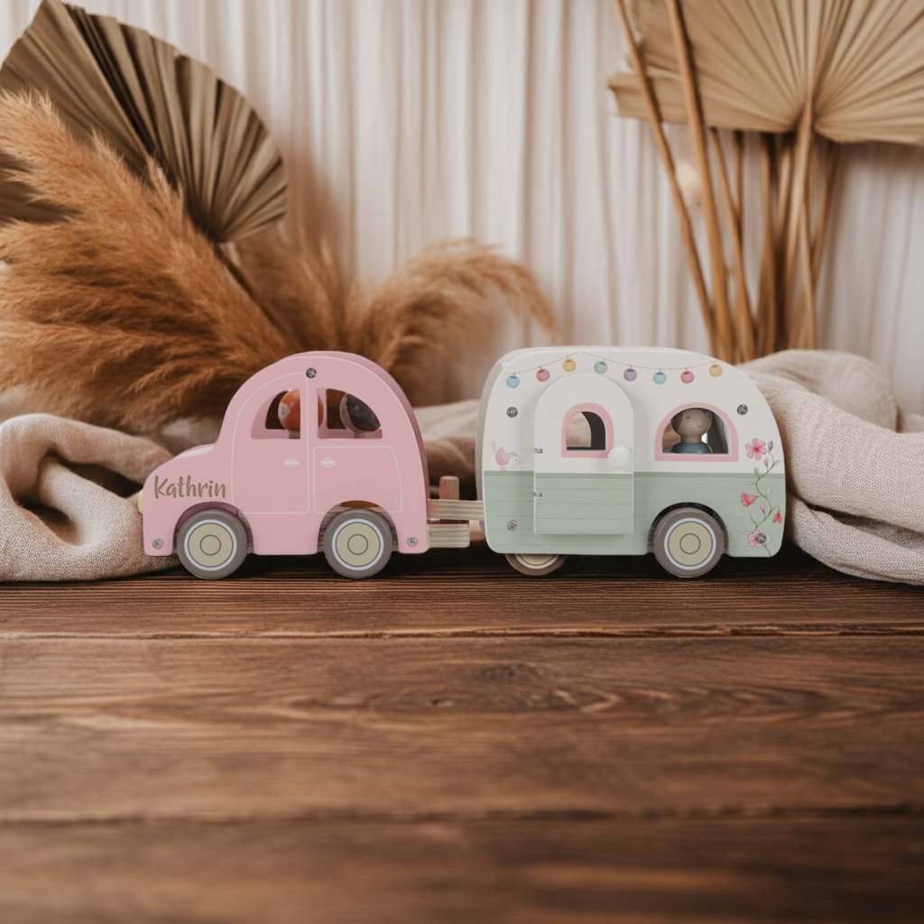 Personalisiertes Holzauto mit Wohnwagen von Little Dutch – Spielzeug ab 18 Monaten