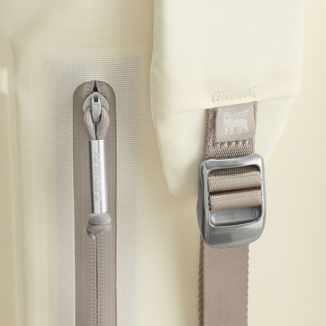 Stanley 14 L Kühlrucksack in Cream geöffnet