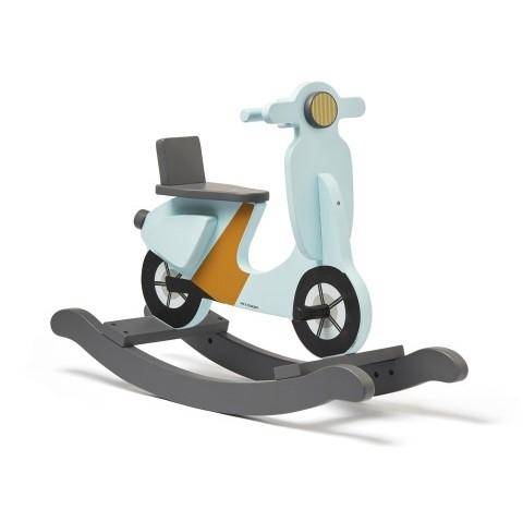 Hellblauer Kids Concept Schaukel-Scooter aus Holz – Produktansicht
