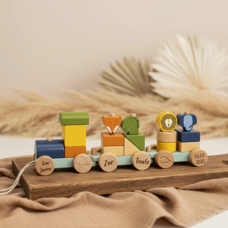 Trixie Personalisierter Holz-Zug Tier – Geschenk zur Taufe – mit Namensgravur in einer Szene