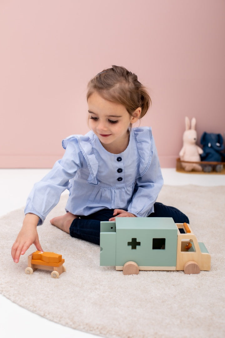 Trixie Krankenwagen aus Holz – beim Spielen mit einem Kind