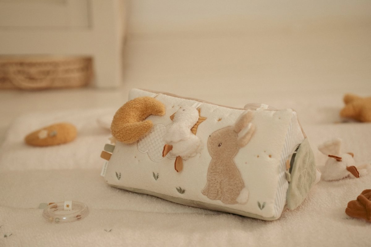 Aktivitätsdreieck Newborn Naturals in ruhigen natürlichen Farbtönen