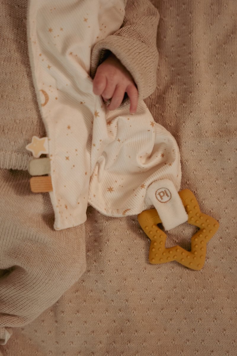 Schmusetuch mit Beißring Newborn Naturals – personalisierbar | Little Dutch