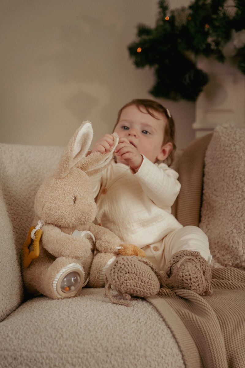 Baby Bunny Aktivitätsschmusetier mit Rassel-Elementen und Etiketten